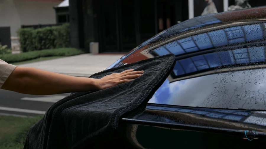 آبکشی ماشین و خشک‌کردن ایمن با حوله و باد